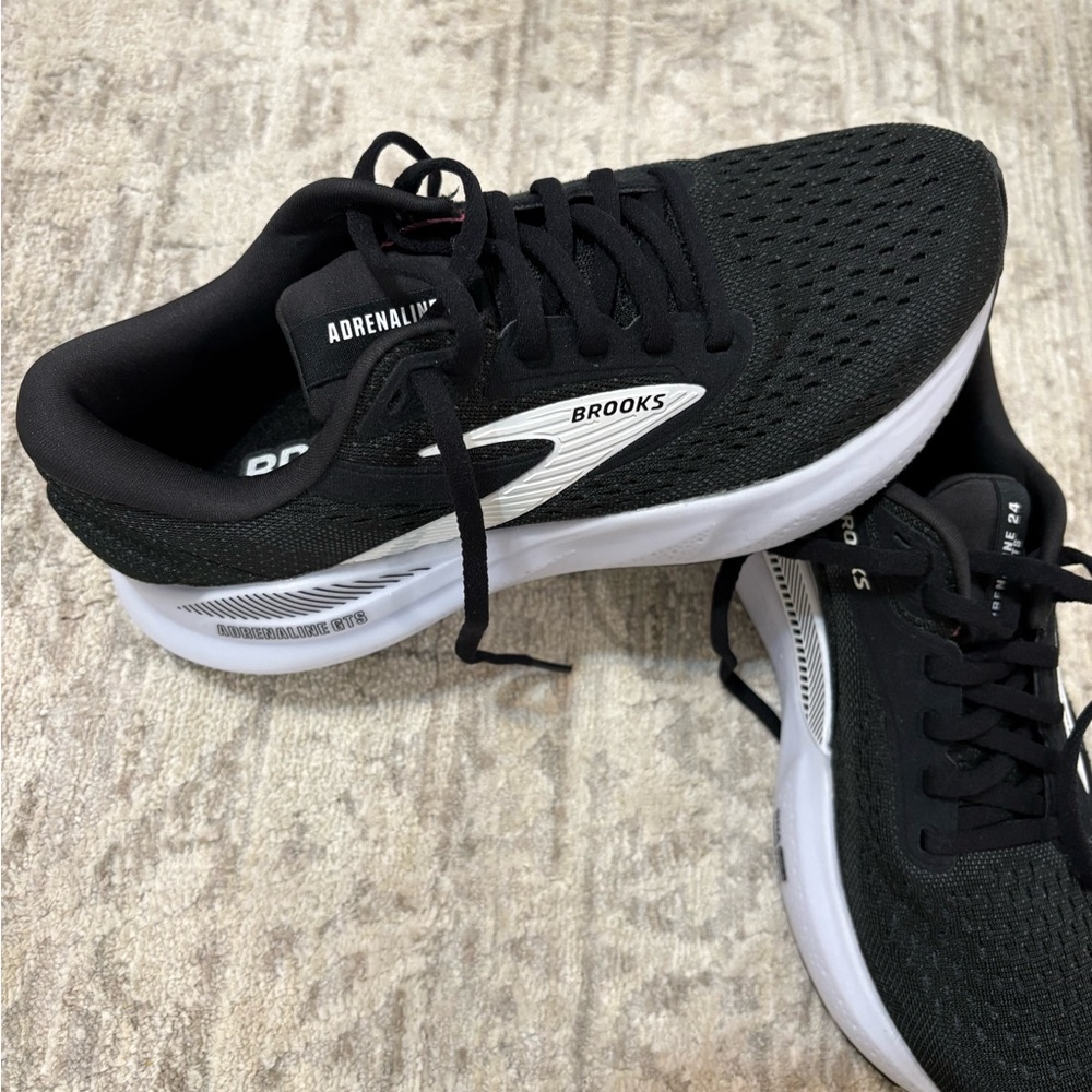 Brooks GT24 adrenaline Womens sz 6.5 Running Shoes in Black and White worn once - Picture 4 of 11
